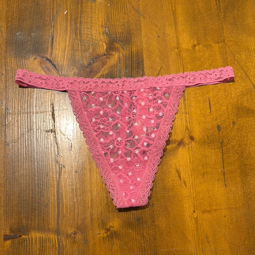 VS V-String - size small - NWT